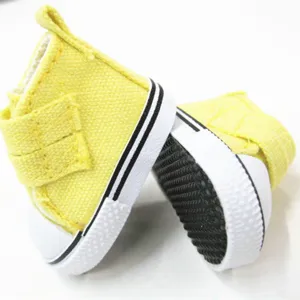 Nahaufnahme von gelben 5cm Puppen-Stoffschuhen mit Klettverschluss und strukturierter Sohle