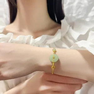 Bracelet élégant en jade de style chinois avec Ping'an Kou et breloque Fu dorée.