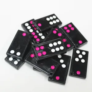 Vue détaillée de breloques domino miniatures noires avec points roses et blancs