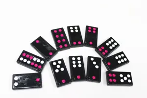 Gros plan détaillé de dominos Pai Gow noirs brillants avec des points colorés