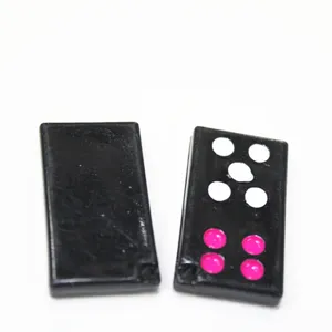 Vue détaillée de miniatures de dominos Pai Gow en résine noire pour l'artisanat