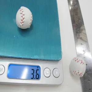 Μίνι αξεσουάρ μπέιζμπολ 3,6 g δίπλα σε χάρακα για αναφορά μεγέθους