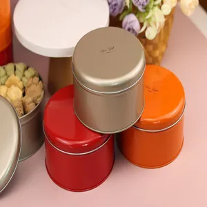 Juego de cajas de hojalata redondas para galletas y pasteles en colores dorado, rojo y naranja.