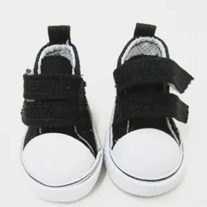 Nahaufnahme von 5cm schwarzen Puppenschuhen mit Klettverschluss für BJD-Puppen