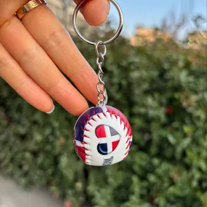 Κοντινό πλάνο μπρελόκ μπέιζμπολ με σχέδιο καρδιάς σημαία Δομινικανής Δημοκρατίας.