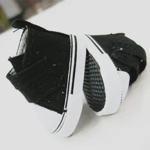 Detailaufnahme von 5 cm schwarzen Canvas-Schuhen mit Klettverschluss für BJD-Puppen