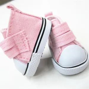 Detaillierte Ansicht der rosa 5cm Miniatur Puppen Stoffschuhe mit Klettverschluss