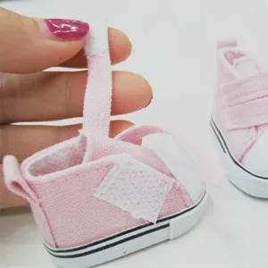 Detailansicht des mini rosa Stoffschuhs für Puppen mit Klettverschluss-Riemen