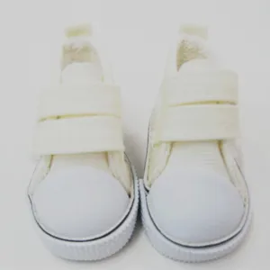 Detaillierte Nahaufnahme von 5 cm weißen Miniatur-Puppenschuhen aus Stoff mit Klettverschluss