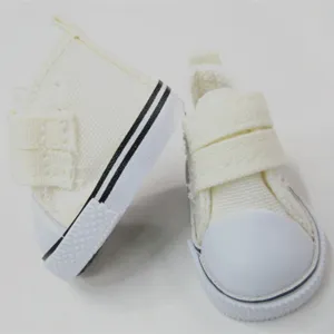 Detailansicht von 5 cm großen weißen Stoffschuhen für Puppen mit Klettverschluss
