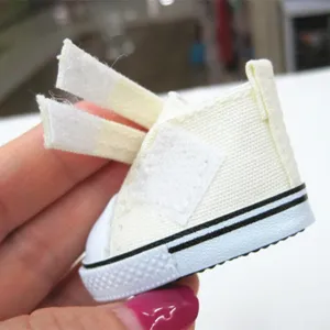 Detail des 5 cm weißen Puppen-Leinenschuhs mit Klettverschluss für BJD-Puppen.