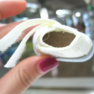 Nahaufnahme eines weißen 5 cm hohen Stoffschuhs für Puppen mit verstellbarem Klettverschluss