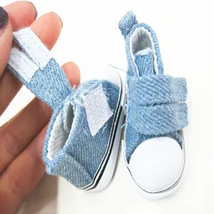 Detailansicht von 5 cm hellblauen Denim-Puppensneakern mit Klettverschluss