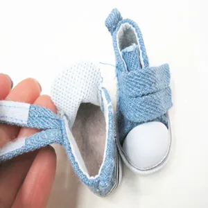 Detailansicht eines 5cm Puppen-Denim-Sneakers mit Klettverschluss und Innennetz