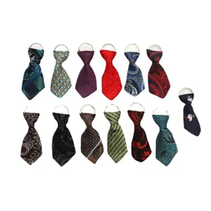 Set di 13 mini portachiavi a cravatta colorati con vari motivi paisley e geometrici