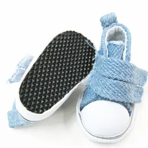 Detailansicht von 5 cm blauen Denim-Puppenschuhen mit rutschfesten Sohlen