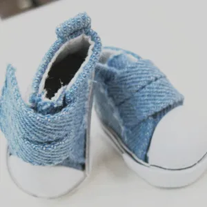 Detaillierte Makroansicht von 5cm blauen Denim-Puppenturnschuhen mit Klettverschluss