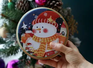 Vue détaillée de la boîte en métal bonhomme de neige de Noël, emballage parfait de biscuits.