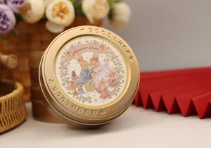 Matte stroggyli chrysi metalliki koutia me romantiki eikona kouneliou gamou gia dora.
