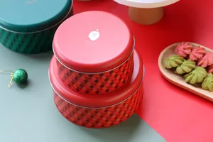 Vue détaillée de boîtes de Noël rouges avec motif de Père Noël et biscuits festifs