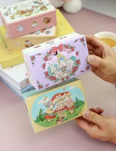 Boîte en métal rectangulaire avec jolie illustration de dessin animé Alice pour bonbons.