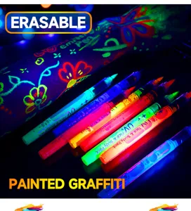 Primo piano di pennarelli fluorescenti UV per pittura del corpo sotto la luce nera