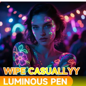 Primo piano di vivaci motivi di pittura neon UV sul viso e sulle spalle per i festival