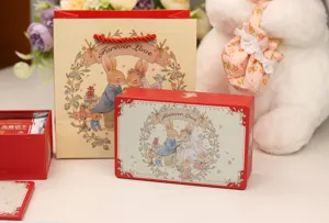 Boîte de bonbons de mariage carrée motif lapin avec son sac cadeau assorti chic