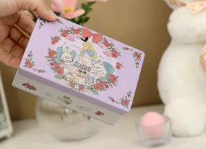Vue détaillée d'une boîte en fer rectangulaire violette avec illustration de conte de fées.