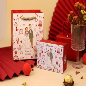 Détail d'un ensemble cadeau de mariage avec boîte en fer et sac en papier