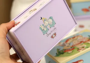Détail de boîte de bonbons en métal violet, emballage mignon pour cadeaux de mariage.