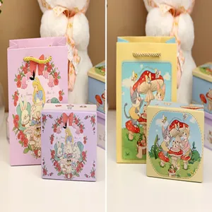 Vue détaillée de boîtes cadeaux féeriques et de sacs en papier avec de jolies illustrations.