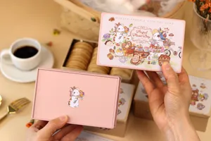 Vue détaillée de la boîte en fer carrée rose avec illustration de lapin mignonne.