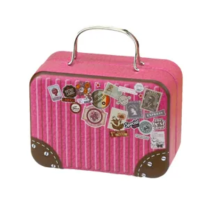 Caja de lata rosa tipo maleta vintage, bonito joyero o contenedor de metal con asa y sellos.