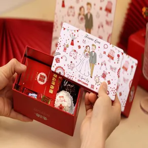 Boite a bonbons de mariage carre en metal rouge avec des cadeaux pour les fetes.