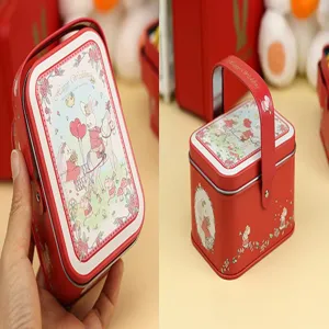 Vue détaillée de la boîte cadeau de mariage en fer blanc rouge avec poignée et motif de lapin mignon.