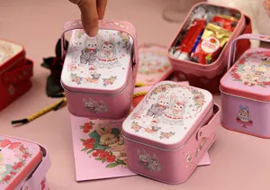 Boîte en fer-blanc de mariage avec motif de couple de lapins mignons, bonbonnière portable.