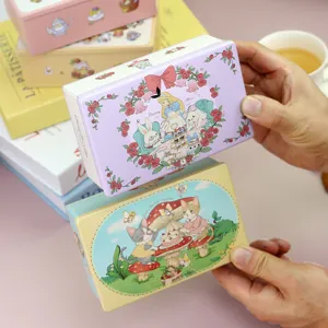 Boîte en métal carrée avec de jolies illustrations, parfaite pour emballer des bonbons et cadeaux.