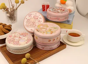 Vue détaillée de la boîte ronde en fer-blanc avec des motifs d'animaux, idéale pour biscuits.