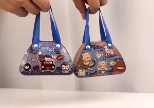 Close-up van twee schattige cartoonbeer blikken dozen met blauwe stoffen handgrepen
