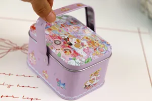 Boîte cadeau en fer-blanc violet avec poignée et illustration de mariage pour les bonbons.