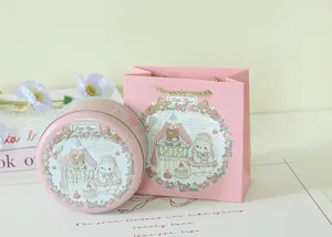 Scatola di latta rosa e sacchetto regalo con simpatica illustrazione di coniglio