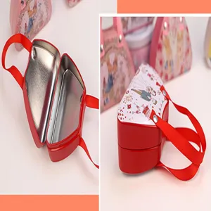 Detailweergave van de binnen- en buitenkant van de hartvormige blikken geschenkdoos met lint