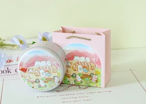 Scatola di latta goffrata e sacchetto regalo rosa con illustrazione di coniglio