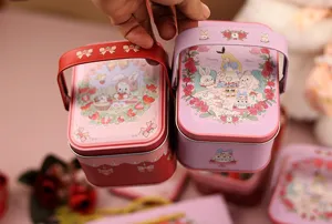 Boite cadeau en fer-blanc portable avec poignee, illustration mignonne, ideale pour bonbons.