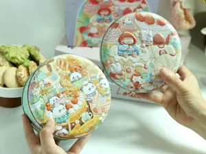 Primo piano di graziose scatole tonde con rilievo 3D e illustrazioni di panda e conigli
