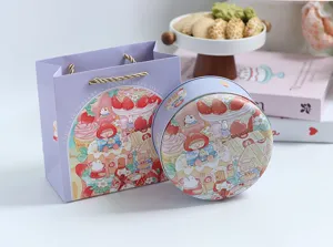 Vista dettagliata della scatola di latta con fragole e borsa regalo in carta coordinata