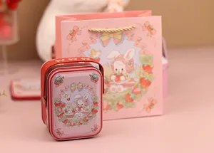 Jolie boîte cadeau en fer blanc rose avec poignée et joli motif lapin fraise pour fêtes.