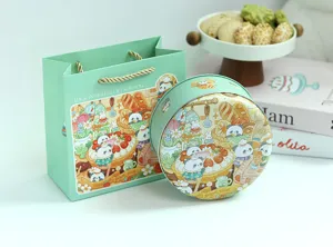Dettaglio della scatola di latta rotonda con panda e sacchetto regalo verde menta