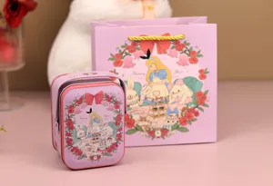 Boîte à bonbons en fer blanc rose portable avec illustration de thé d'Alice pour emballage cadeau.